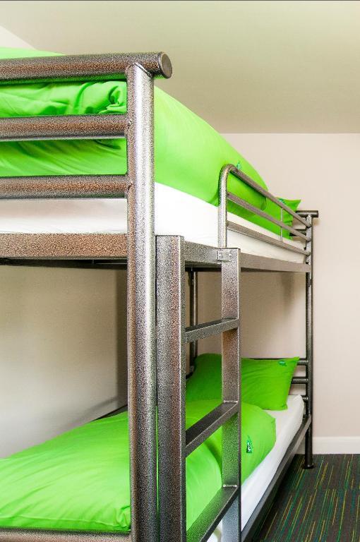 Etagenbett im Schlafsaal für Männer mit Gemeinschaftsbad
